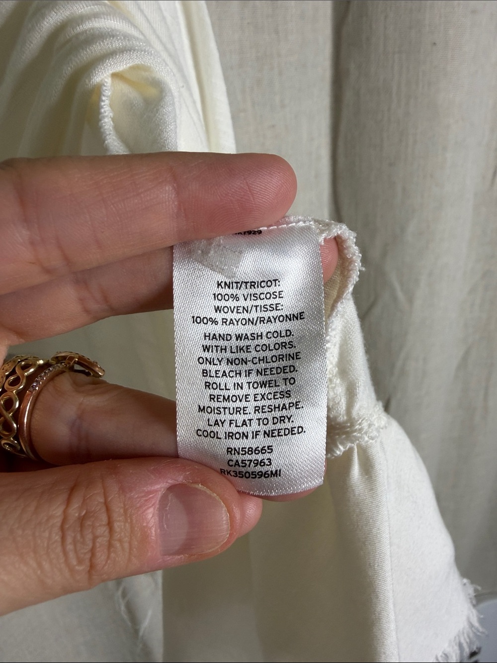 Lightweight White V‑Neck Ruffle Hem Tank Top - Picture 2 of 4